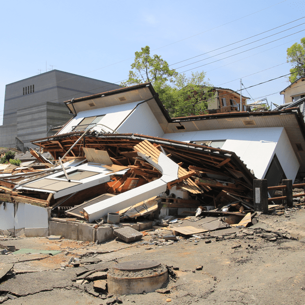 地震で倒壊した建物の画像